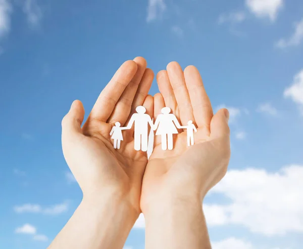 Nahaufnahme der Hände, die ein Familienpiktogramm aus Papier halten — Stockfoto
