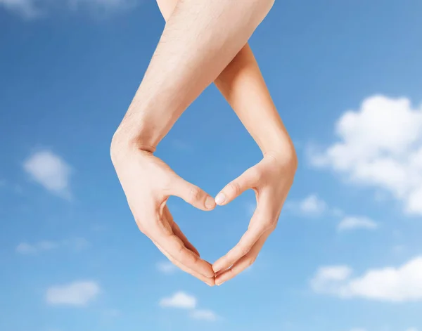 Mujer y hombre manos haciendo símbolo del corazón — Foto de Stock