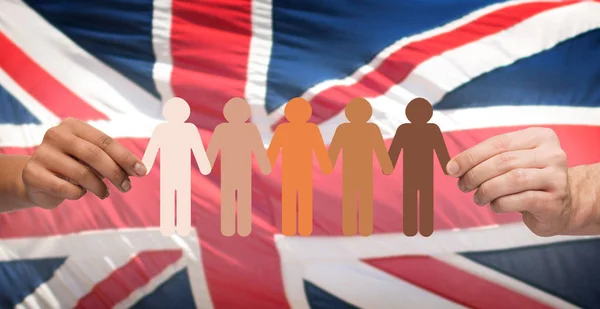 Händer som håller människor piktogram över engelska flaggan — Stockfoto