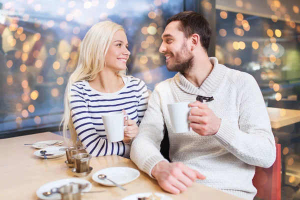 Glückliches Paar trinkt Tee oder Kaffee im Café — Stockfoto