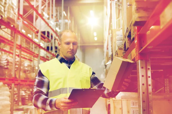 Man met Klembord in veiligheidsvest magazijn — Stockfoto