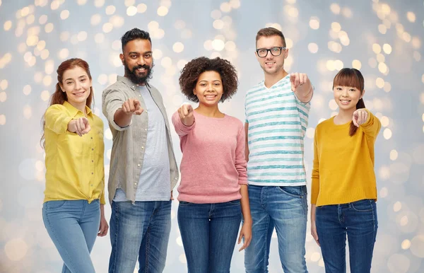 Internationale groep mensen wijzen op je — Stockfoto