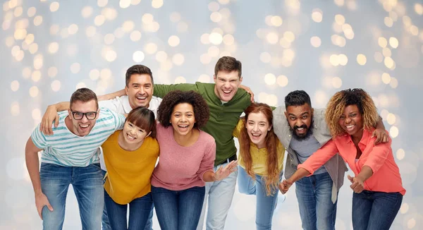 Internationell grupp glada leende människor — Stockfoto