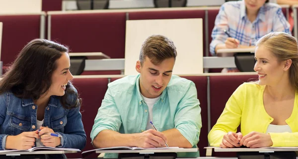 Groupe d'étudiants avec des cahiers dans la salle de conférence — Photo