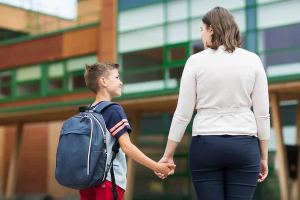 Elementare studente ragazzo con madre a scuola cantiere — Foto Stock