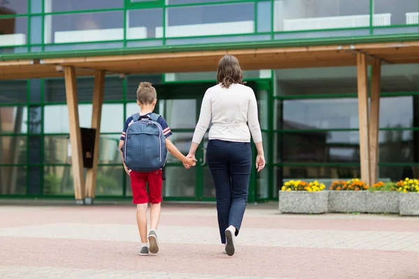 Elementary student chłopiec z matką do szkoły — Zdjęcie stockowe