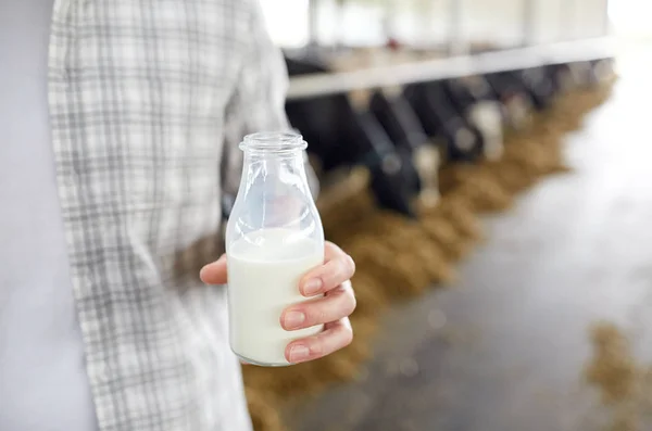Крупним планом чоловік або фермер з молоком на молочній фермі — стокове фото