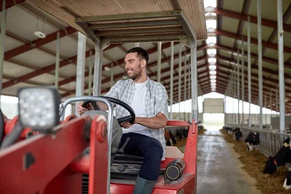 Homem ou agricultor tractor de condução na exploração agrícola — Fotografia de Stock