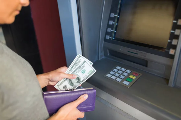 Menutup tangan menarik uang di mesin atm — Stok Foto