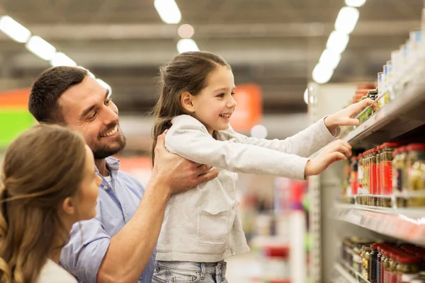 Щаслива сім'я купує їжу в продуктовому магазині — стокове фото