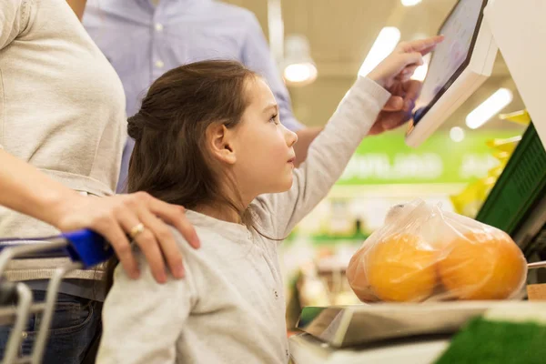 Familie wägt Orangen auf Waage im Lebensmittelgeschäft — Stockfoto