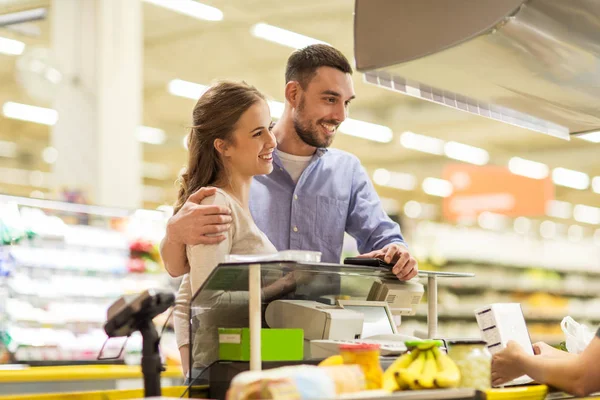 Casal comprando alimentos na loja de mercearia caixa registradora — Fotografia de Stock