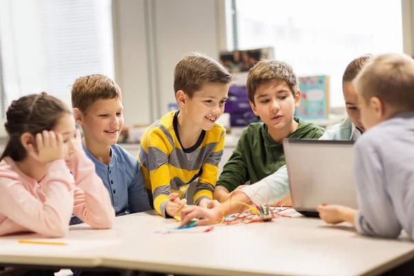 Enfants heureux avec ordinateur portable à l'école de robotique — Photo