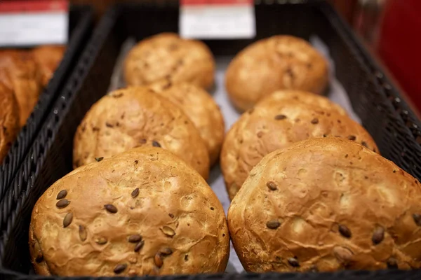 Primer plano del pan en panadería o tienda de comestibles —  Fotos de Stock