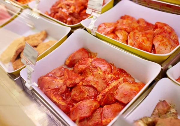 Carne marinado en cuencos en el puesto de comestibles —  Fotos de Stock