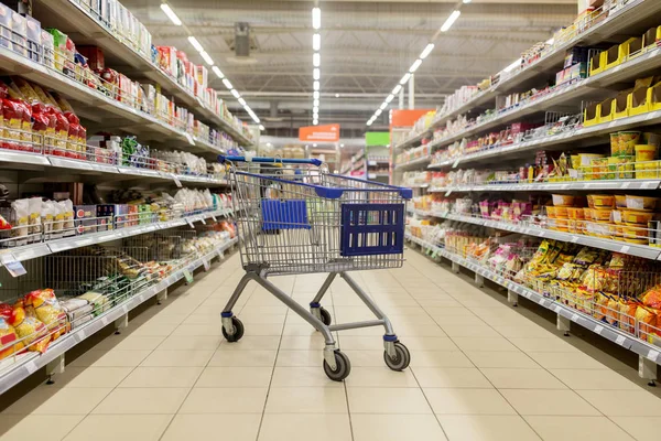 Empty shopping cart or trolley at supermarket — Stock Photo, Image