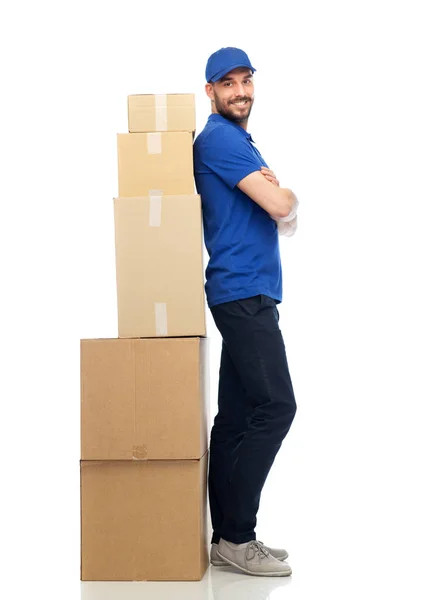 Homem de entrega feliz com caixas de encomendas — Fotografia de Stock