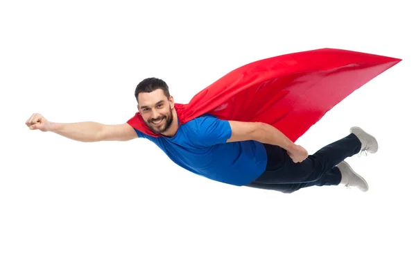 Счастливый человек в красном плаще супергероя, летящий в воздухе — стоковое фото