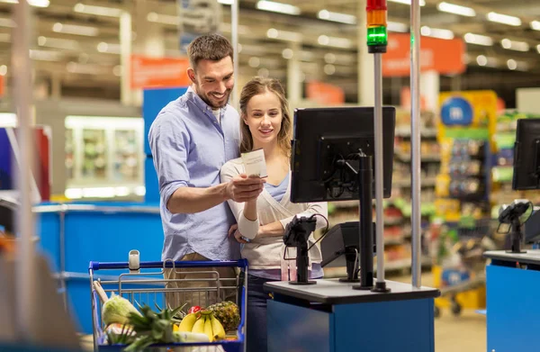 Paar voedsel bij supermarkt bij kassa kopen Stockfoto