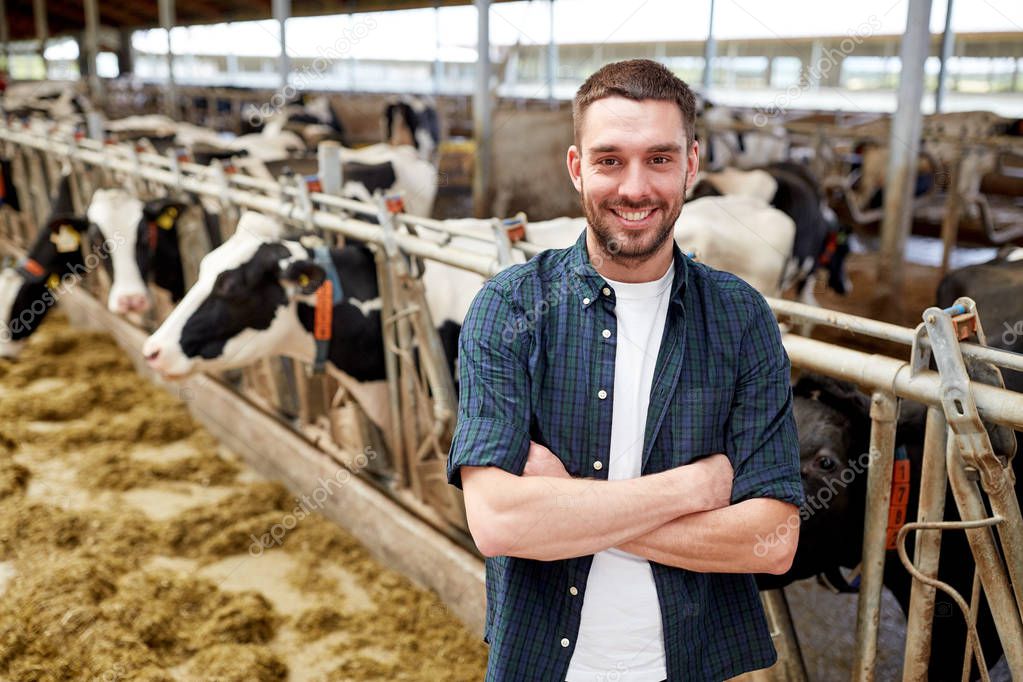 Улыбающийся фермер. Работники сельского хозяйства. Сельскохозяйственные профессии. Агроном фермер. Труд в сельском хозяйстве.