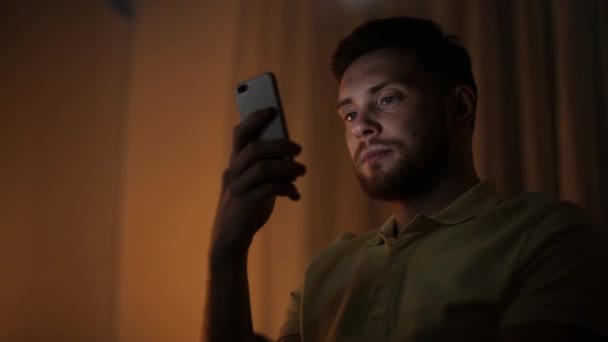 Ung man med smartphone på natten — Stockvideo
