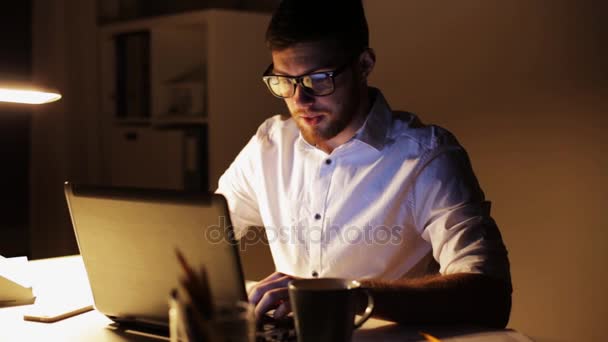 Człowiek z laptopa i kawa, praca w nocy office — Wideo stockowe
