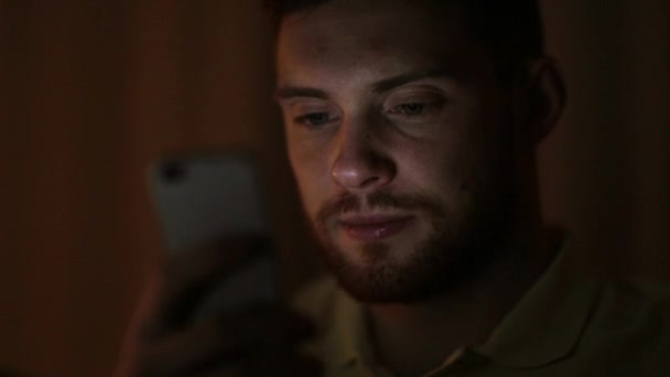 Jovem com smartphone à noite — Vídeo de Stock