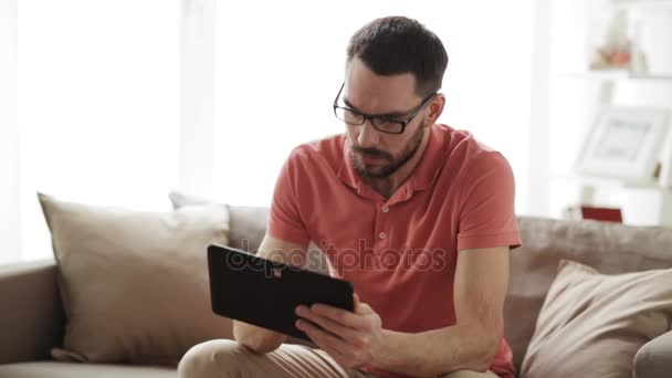 Hombre con tableta PC cansado de las gafas en casa — Vídeo de stock