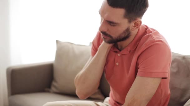 Hombre infeliz que sufre de dolor de cuello en casa — Vídeos de Stock