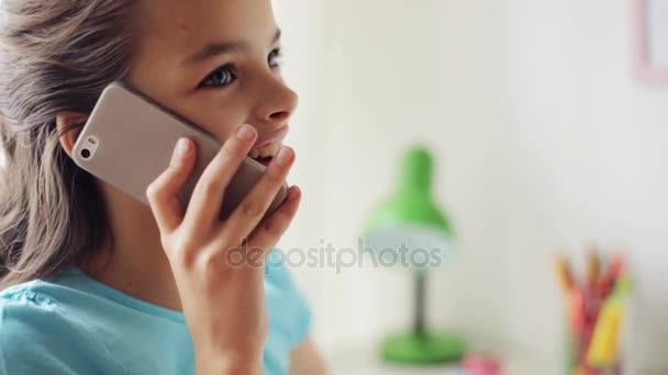 Chica sonriente llamando en el teléfono inteligente en casa — Vídeos de Stock