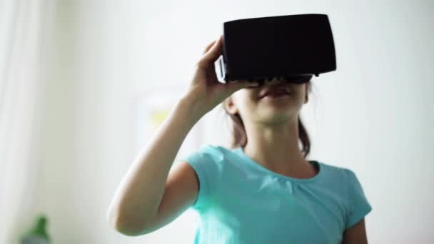 Gelukkig meisje in vr headset of 3d bril thuis — Stockvideo
