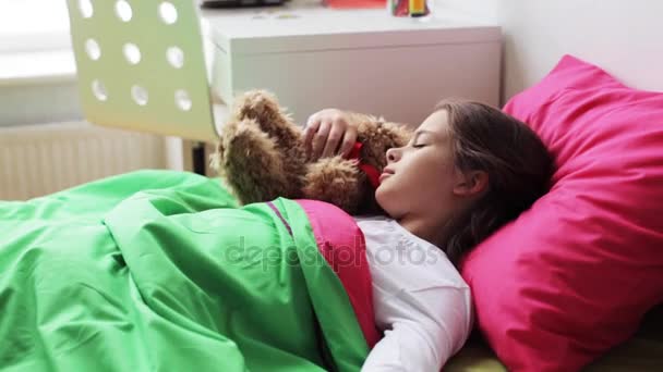 Niña con osito de peluche durmiendo en casa — Vídeos de Stock