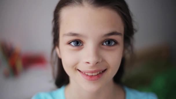 Счастливая улыбающаяся красивая девушка дома — стоковое видео