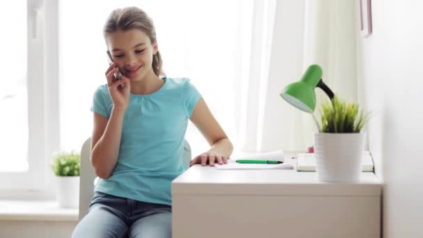 Chica sonriente llamando en el teléfono inteligente en casa — Vídeos de Stock