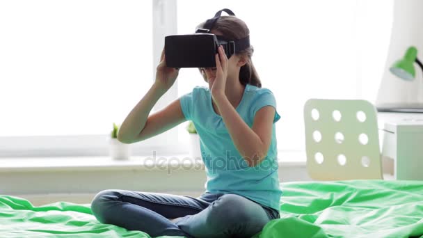 Menina feliz em vr fone de ouvido ou óculos 3d em casa — Vídeo de Stock