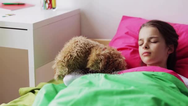 Niña con osito de peluche durmiendo en casa — Vídeos de Stock