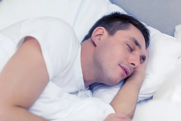 Hombre guapo durmiendo en la cama — Foto de Stock