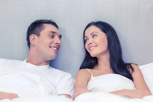 Casal feliz dormindo na cama — Fotografia de Stock