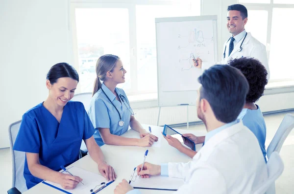 Gruppo di medici su presentazione in ospedale — Foto Stock