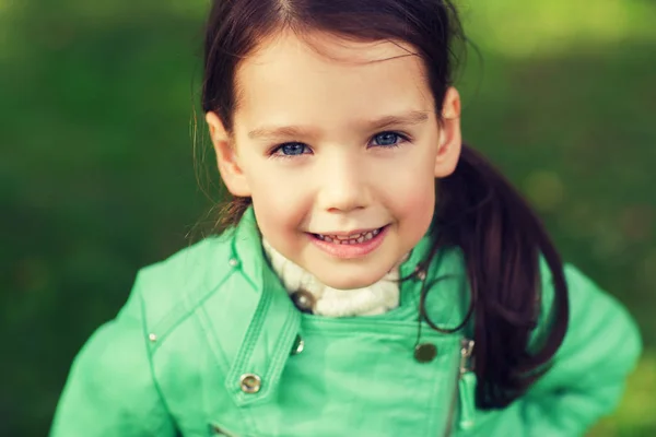 Joyeux beau portrait de petite fille en plein air — Photo