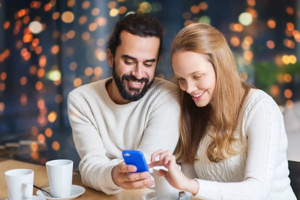 Casal feliz com tablet pc e café no café — Fotografia de Stock