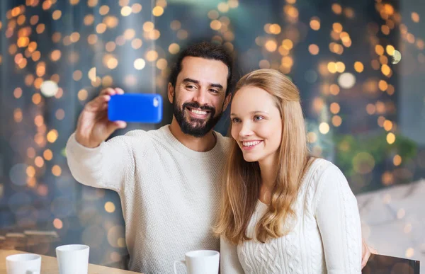 幸福的情侣，与平板电脑和在咖啡馆的咖啡 — 图库照片