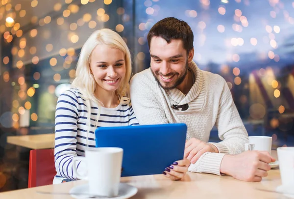 Glückliches Paar mit Tablet-PC und Kaffee im Café — Stockfoto