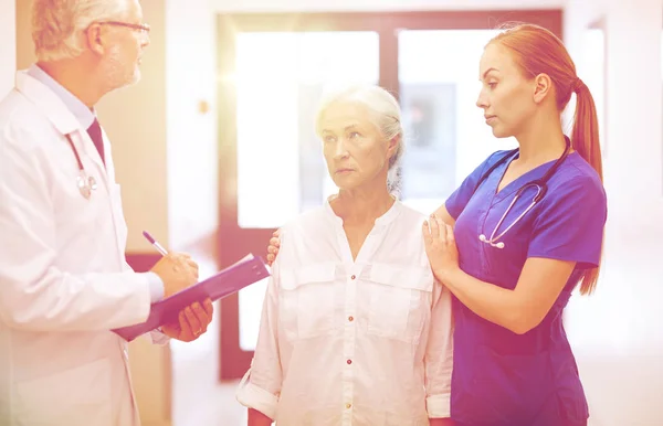 Dokters en senior patiënt vrouw in ziekenhuis — Stockfoto