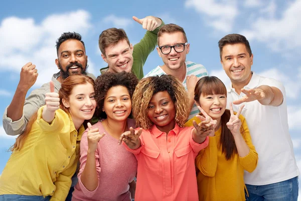 Grupo internacional de pessoas mostrando polegares para cima — Fotografia de Stock