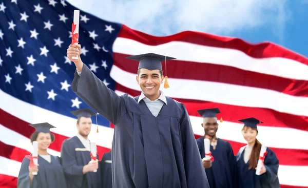 Estudiantes felices en morteros con diplomas — Foto de Stock