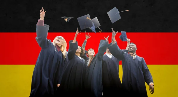 Estudiantes felices lanzando morteros — Foto de Stock