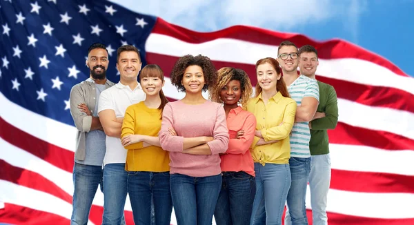 Internationale Gruppe von Menschen über amerikanischer Flagge — Stockfoto