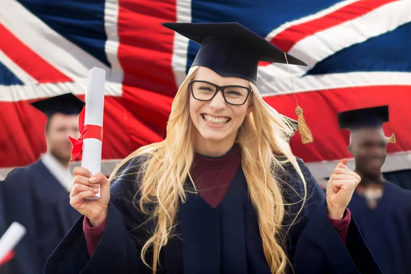 Glad student med diplom firar examen — Stockfoto