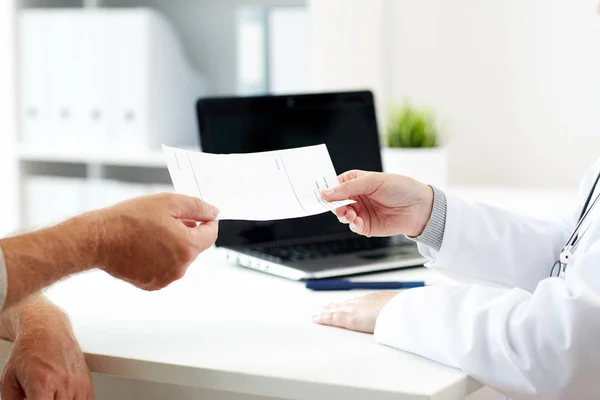 Arzt gibt Patient im Krankenhaus Rezept — Stockfoto